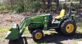 John Deere 2520 Gas Powered Tractor, Shows 1168 Hours On Meter, With 200CX Loader Bucket And Quick Hitch Attachment